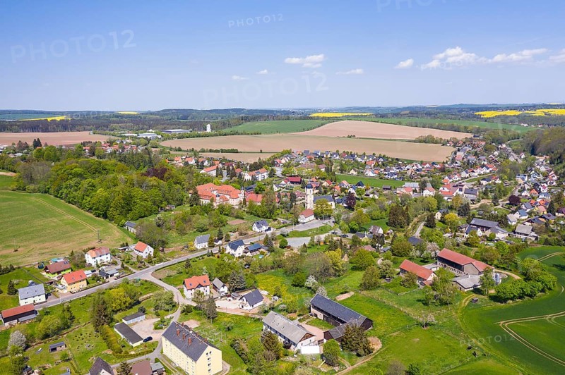 View of the village with castle and church from above, Reichstädt, Dippoldiswalde, Erzgebirge, Saxony, Germany