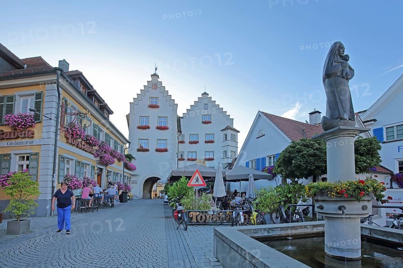 Fountain with Madonna figure, street pub and historic gate castle with stepped gable, town gate, town tower, Bärenplatz, Tettnang, Lake Constance region, Baden-Württemberg, Germany