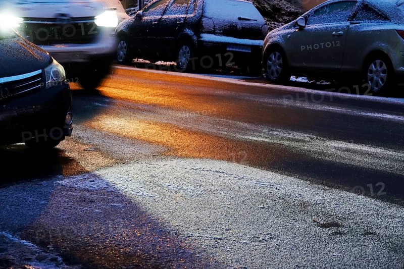 First snow, risk of slippery road traffic, road traffic, November, Germany