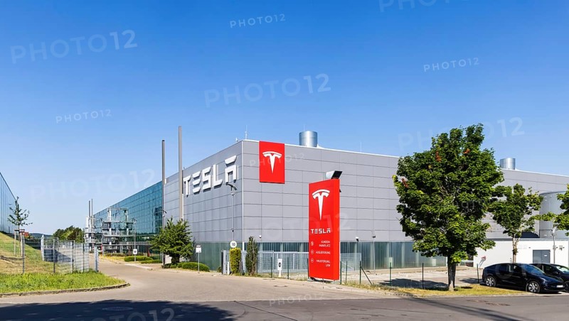 Standstill at the largest Tesla pick-up centre in Europe. Tesla's sales crisis is making itself felt at the delivery hub in Holzgerlingen. There is little demand for Elon Musk's American-style electric cars. The central contact point for sales and vehicle servicing is located in Daimlerstrasse in the small Swabian town near Sindelfingen, where the vehicles are also delivered. Vehicle hall with logo. Holzgerlingen, Baden-Württemberg, Germany