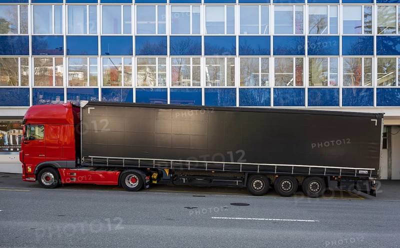 Truck semitrailer free of advertising