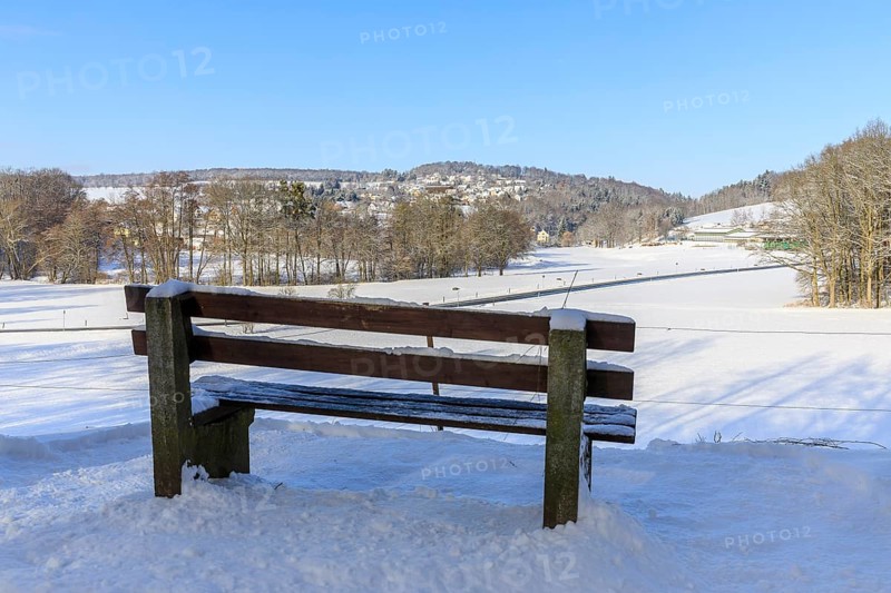 Bench with a view over the Wesenitz valley, Elbersdorf and the Schönen Höhe on a winter's day, Dürrröhrsdorf-Dittersbach, Saxony, Germany