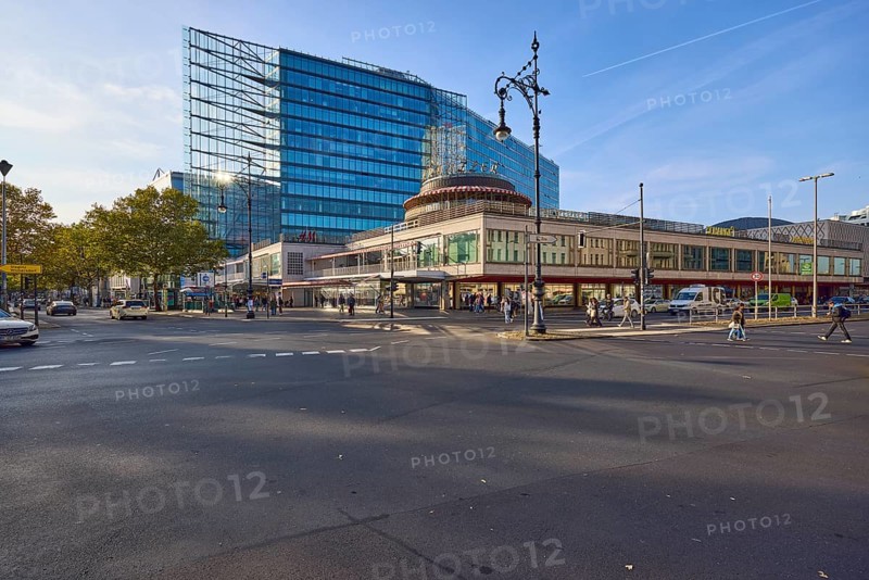 Kranzler Eck shopping centre and historic lantern at the intersection of Kurfürstendamm and Joachimsthaler Straße in Berlin, capital city, independent city, federal state of Berlin, Germany