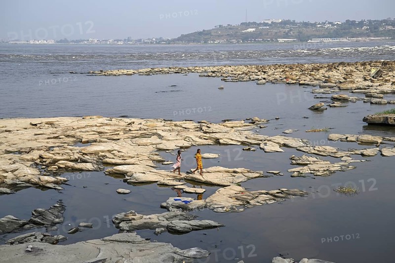 Women at the Congo River near the Malebo Pool, formerly Stanley Pool, Brazzaville, Republic of Congo