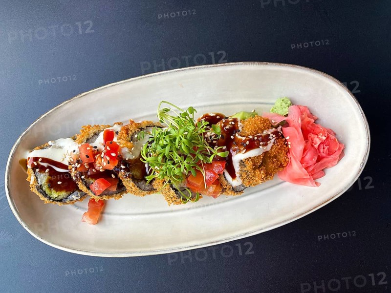Sushi, vegan, Big Crunchy Role with tomatoes, pickled radish, avocado, wasabi mayonnaise, teriyaki sauce, Food, Stuttgart, Baden-Württemberg, Germany