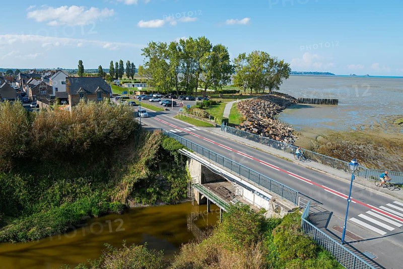 Coastal landscape with a bridge over a river, lined with houses and trees, overlooking the sea, Saint-Benoît-des-Ondes, Saint-Benoit-des-Ondes, Ille-et-Vilaine, Brittany, France