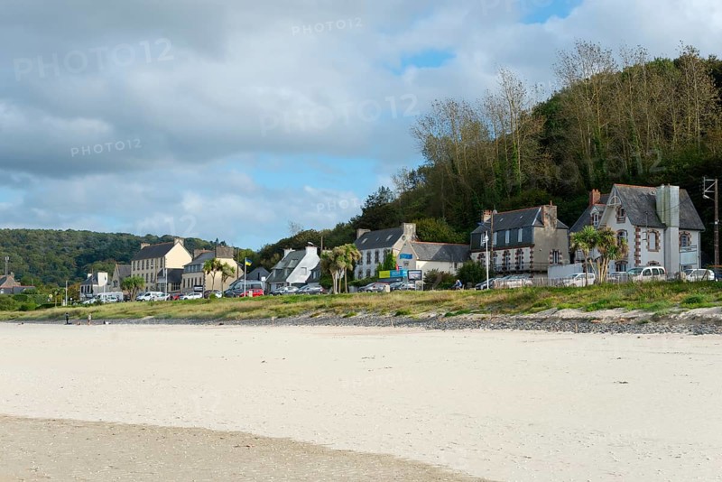 Coastal town with houses on the beach, surrounded by nature and covered by clouds, Plage Saint Efflamm, Plestin-les-Grèves, Breton Plistin, Arrondissement Lannion, Côtes-d'Armor, Brittany, France