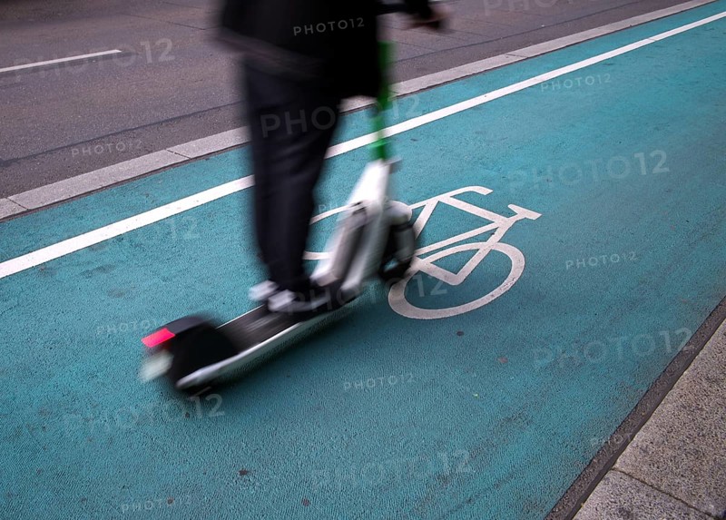 Scooter, e-scooter, electric scooter, scooter, on cycle path, pictogram, logo, labelling, next to road, motion effect, speed, Stuttgart, Baden-Württemberg, Germany