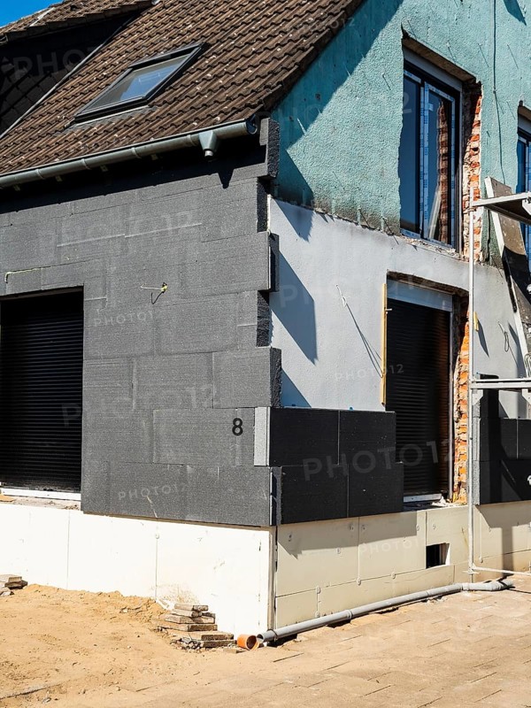 Renovation of a detached house with insulation of the façade with polystyrene panels in Hilden, Germany