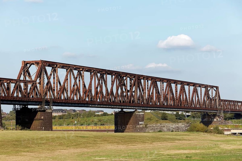 Duisburg-Hochfeld railway bridge, from 1927, truss construction, Duisburg, North Rhine-Westphalia, Germany