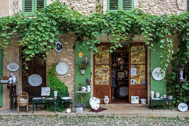 Souvenir shop at Place Pomey, Moustiers-Sainte-Marie, Département Alpes-de-Haute-Provence, Region Provence-Alpes-Côte d'Azur, Provence, France