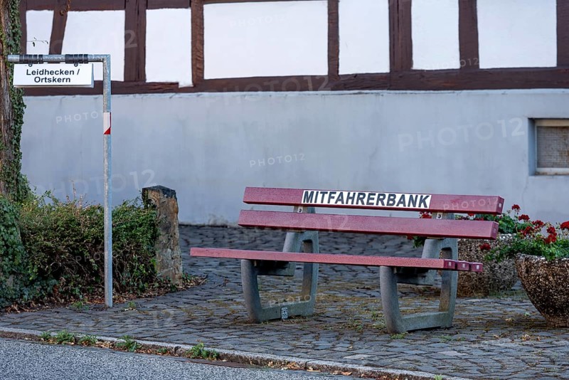 Carpool bench, carpool bench with direction sign for direction of travel, public bench for private carpooling, rural, organised hitchhiking, hitchhiking, Florstadt, Wetterau, Hesse, Germany