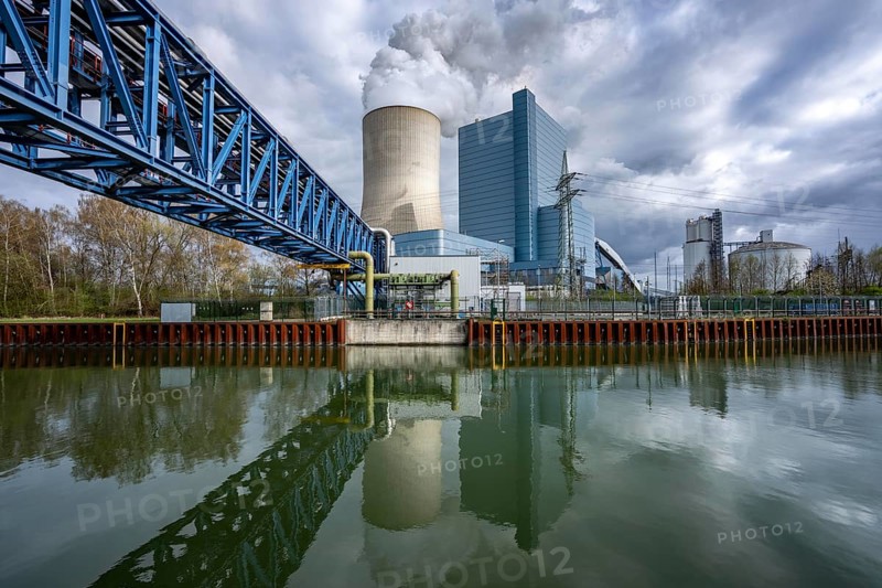 The UNIPER Datteln 4 coal-fired power plant, power plant block and cooling tower, Dortmund-Ems Canal, pipeline bridge, district heating pipes, Datteln, North Rhine-Westphalia, Germany
