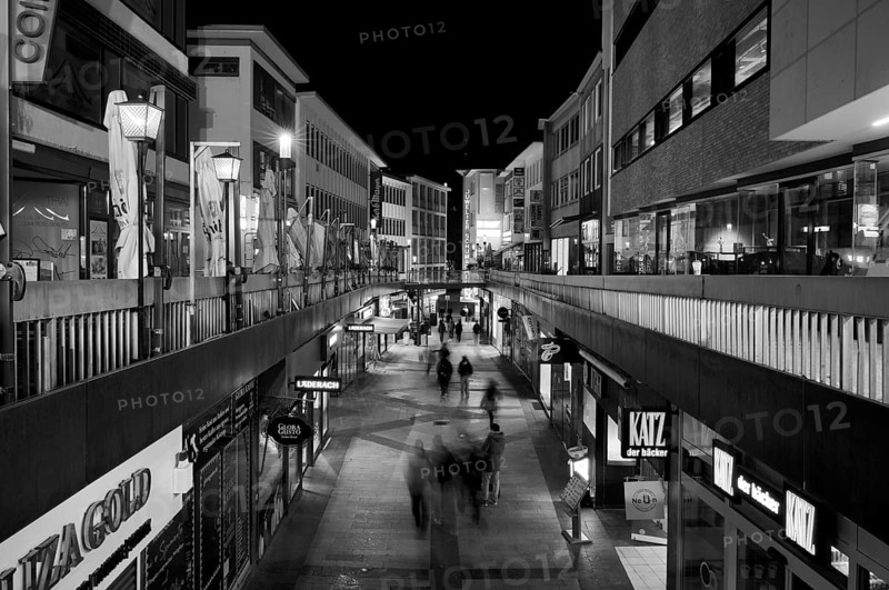 Night view, Schulstraße, also Freßgasse, people, movement effect, blurred, black and white, Stuttgart, Baden-Württemberg, Germany