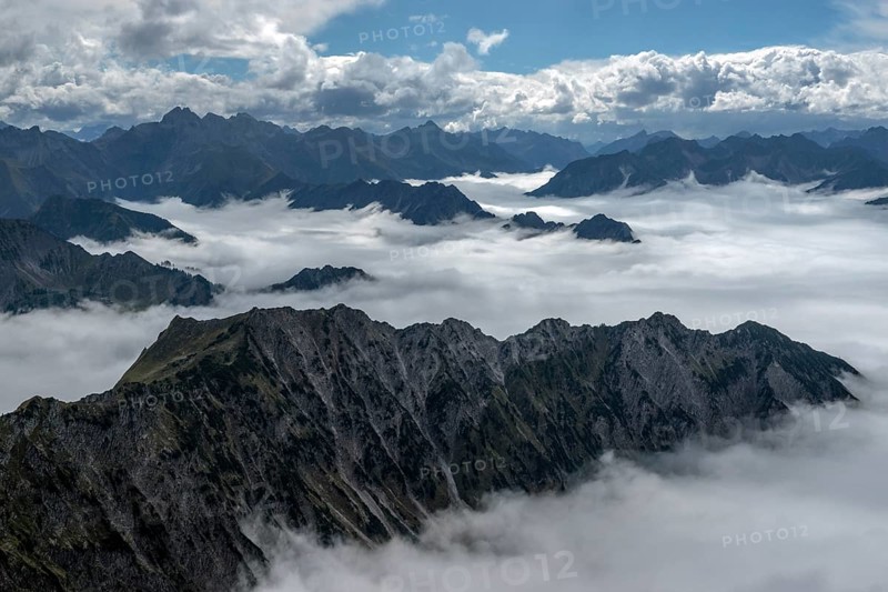 View from the Nebelhorn summit to mountains of the Allgäu Alps, mountains rising from fog in the valley, Oberstdorf, Oberallgäu, Allgäu, Bavaria, Germany