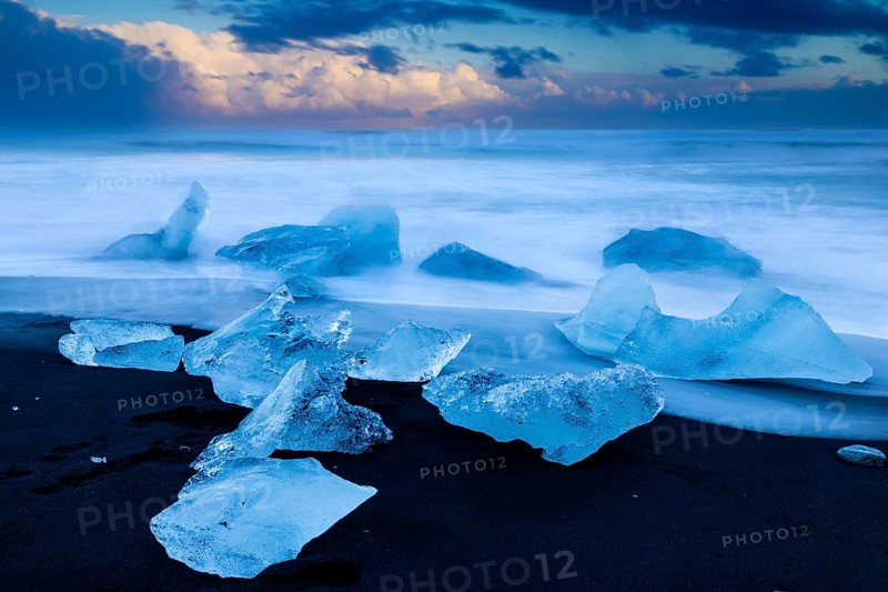 Ice chunks on black beach, lava beach, glacier ice, sea, sunset, winter, Diamond Beach (Breiðamerkursandur), Iceland, Scandinavia