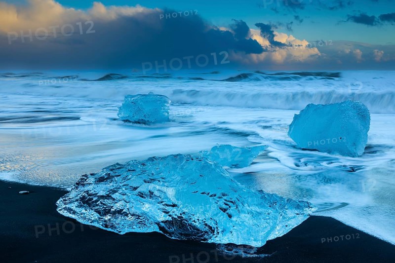 Ice chunks on the black beach, lava beach, glacier ice, sea, winter, sunset, Diamond Beach (Breiðamerkursandur) at Jökusalorn, Iceland, Scandinavia