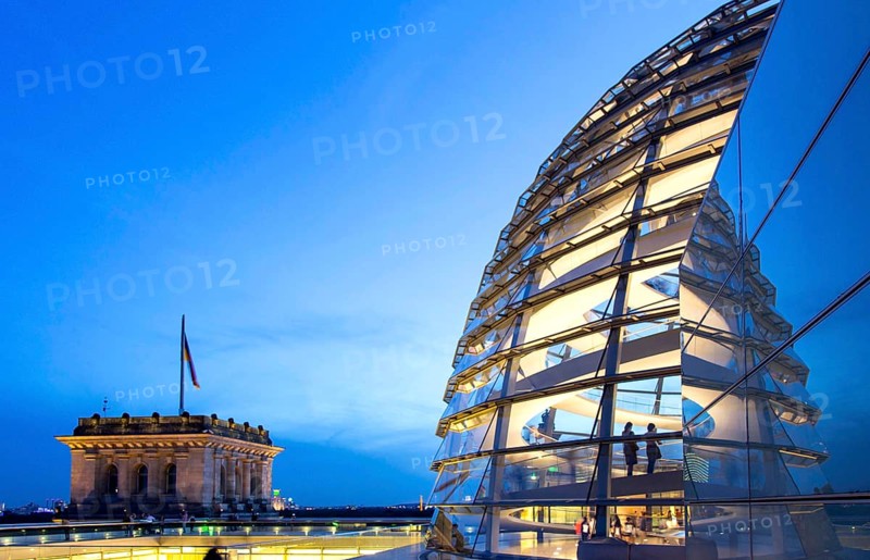 Berlin, 21.05.14 JE - Visitors on the roof of the Reichstag, view of the Reichstag dome