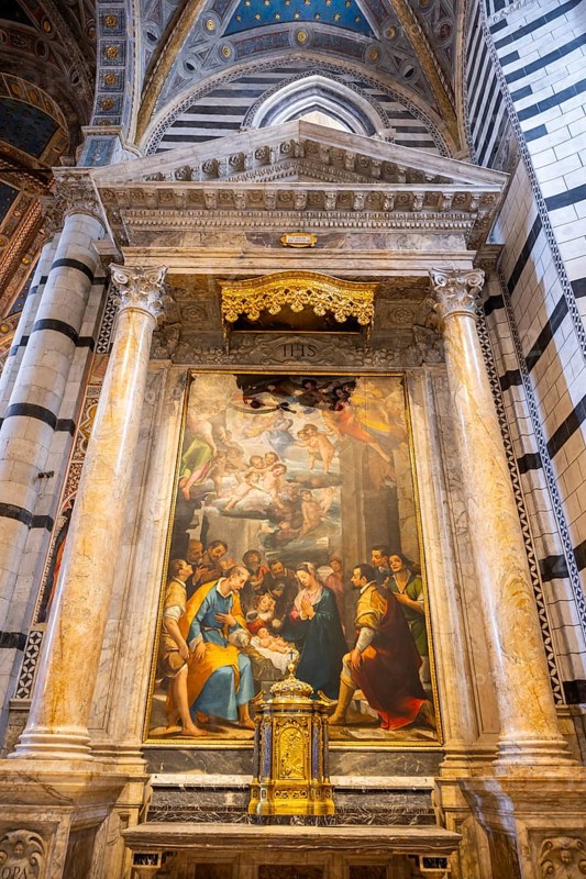 Interior of colorful marble decoration, Siena Cathedral or Cattedrale di Santa Maria Assunta, Siena, Tuscany, Italy