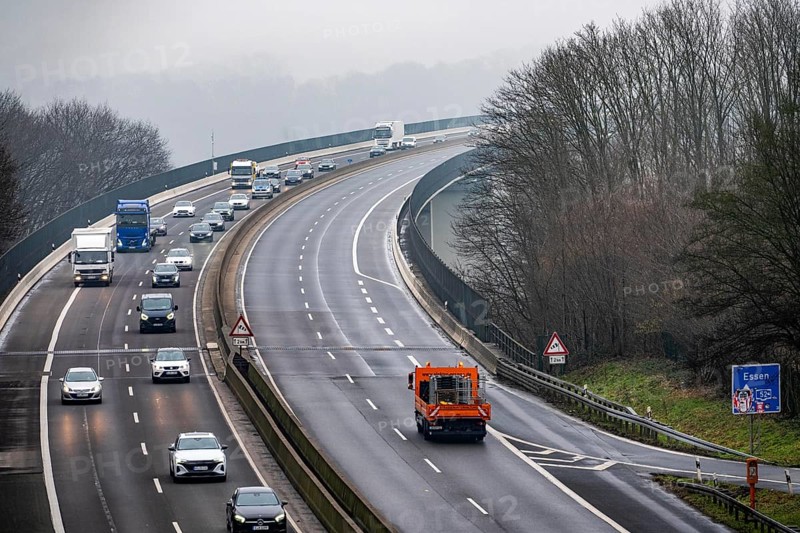 Closure of the A52 motorway, between AK Breitscheid and AS Kettwig, in the direction of Essen, a transitional structure where the roadway merges with the Ruhr Valley Bridge is damaged and must be renewed, how long the repair will take is still unknown, the consequences are long traffic jams and delays for car drivers, the bridge is used daily by more than 80, 000 vehicles and is to be replaced in the long term, it was completed in 1966, it is the longest Steel road bridge in Germany