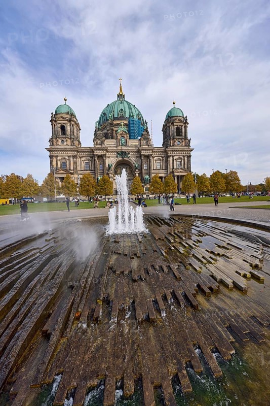 Fountain in the Lustgarten in front of the Berlin Cathedral, Berlin, capital city, independent city, federal state of Berlin, Germany