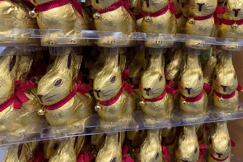 Display on shelf of retail wholesale of chocolate Easter bunnies chocolate Easter bunnies Easter bunnies made of chocolate brand Lindt wrapped in golden golden colored staniol paper, Germany