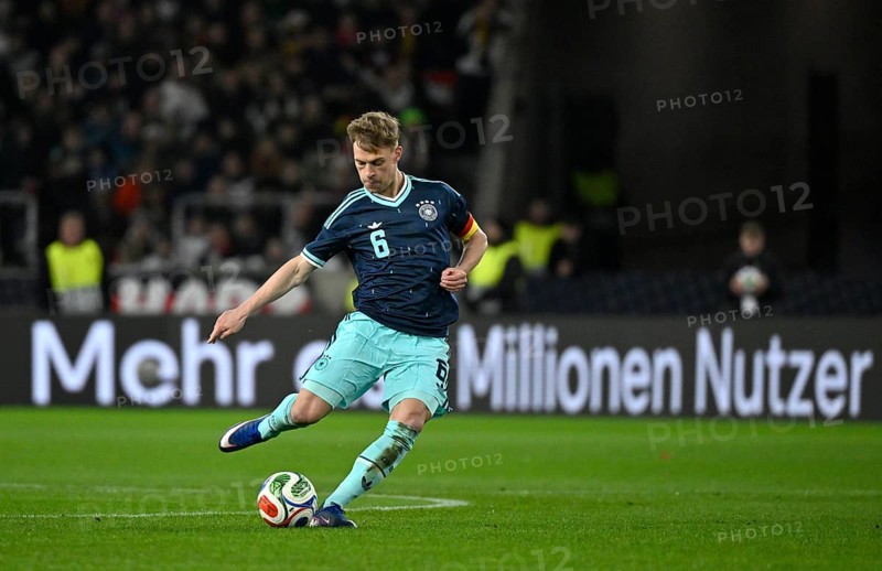 Joshua Kimmich GER (06) Action on the ball Football DFB International match Germany GER vs Ghana GHA Friendly match Test match MHPArena, MHP Arena Stuttgart, Baden-Württemberg, Germany