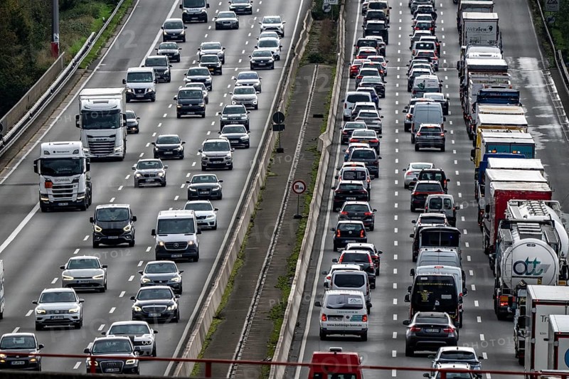 Traffic jam on the A3 motorway between the Hilden junction and the Mettmann junction, view to the south, traffic jam due to construction work, North Rhine-Westphalia, Germany