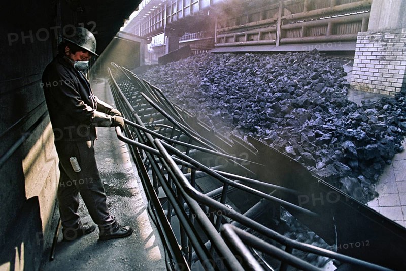 Gelsenkirchen, DEU, 12.04.1995 - Workers at the Hassel coking plant in Gelsenkirchen. In 1999, the Hassel coking plant was closed, Gelsenkirchen, Germany