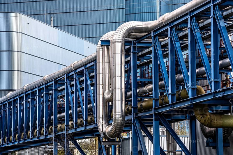 Pipeline bridge at UNIPER coal-fired power plant Datteln 4, power plant block, cogeneration of electricity and district heating, district heating lines, transport district heating via a district heating line to Recklinghausen, over 100, 000 households in Datteln and Recklinghausen are thus supplied with district heating, the power plant is one of the 10 largest cogeneration plants in Germany