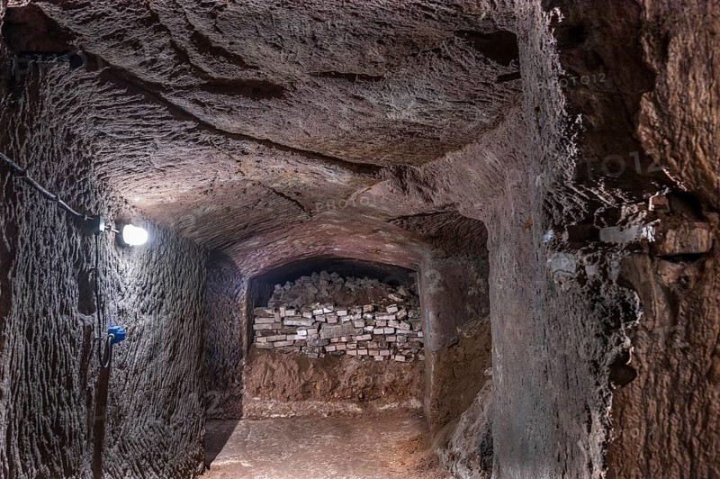 Remaining rubble from World War II in the historic rock cellars, laid out in the 17th century, market square, Lauf an der Pegnitz, Middle Franconia, Bavaria, Germany