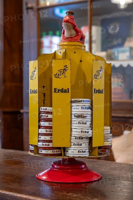 Erdal revolving stand for shoe polish in a former Thuringian drugstore from 1898, set up as a corner shop from 1920 to 1960, now in the Industrial Museum, Sichardstr., Lauf an der Pegnitz, Middle Franconia, Bavaria, Germany