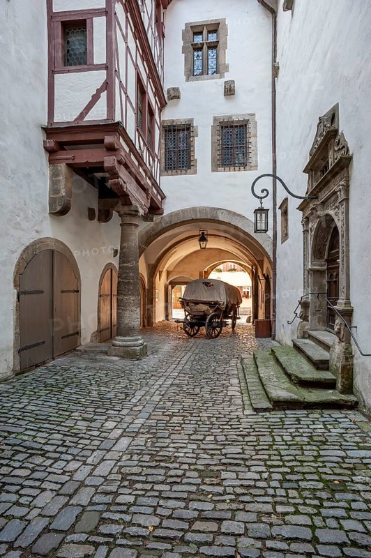 Horse-drawn carriage in the inner courtyard of the Gothic part of the town hall, old town hall portal with lantern and passageway, Rothenburg ob der Tauber, Franconia, Bavaria, Germany