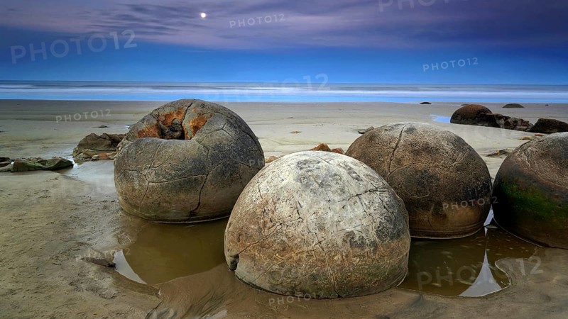 New Zealand, South Island, Moeraki Blders, stone balls, beach, sea, cloud atmosphere, sunset, New Zealand