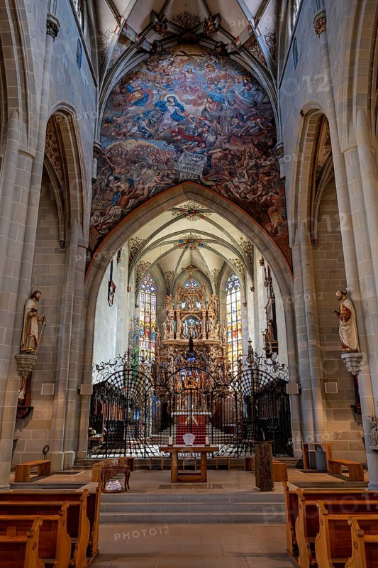 The magnificent carved altar made of linden wood with the choir arch fresco in Überlingen Münster, parish church of St. Nikolaus, Überlingen am Lake Constance, Bodenseekreis Baden-Württemberg, Germany