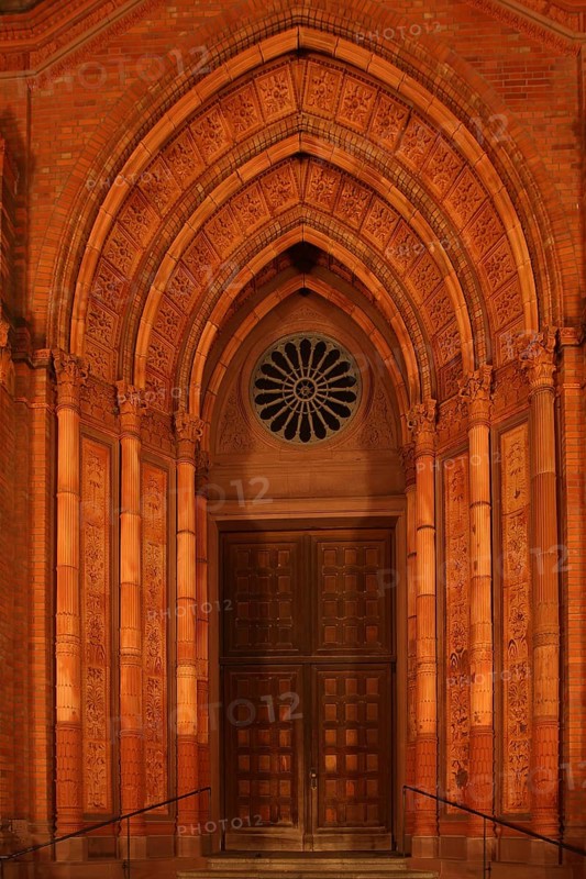 Market Church portal, archivolt, pointed arch, monochrome, red, church door, night view, Wiesbaden, Taunus, Hesse, Germany