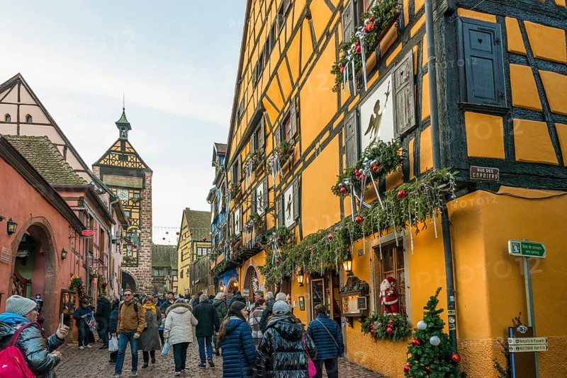 Christmassy decorated half-timbered houses, Christmas market, Riquewihr, Grand Est, Haut-Rhin, Alsace, France