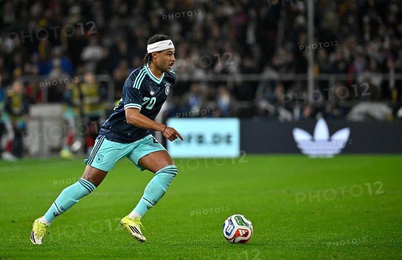 Serge Gnabry GER (20) Action on the ball m Background perimeter advertising ADIDAS Football DFB International match Germany GER vs Ghana GHA Friendly match Test match MHPArena, MHP Arena Stuttgart, Baden-Württemberg, Germany