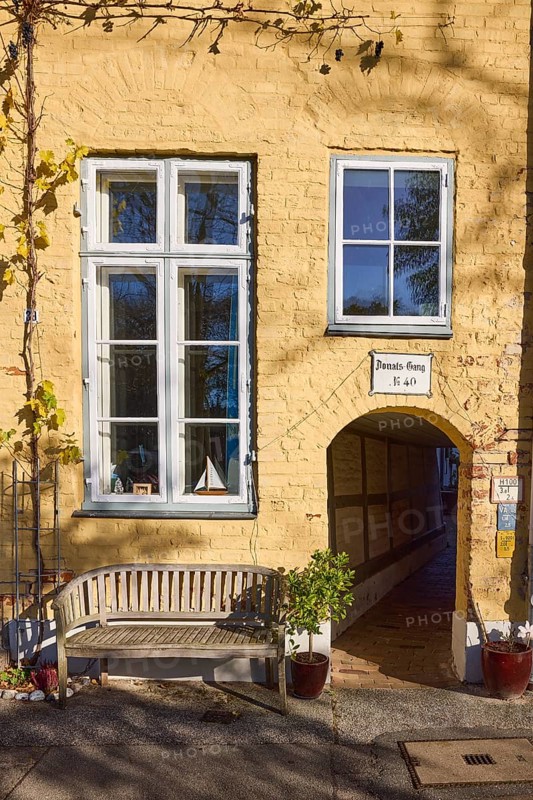 Historic building, Donats Gang, bench, window, flower pots with plants, street An der Obertrave, Old Town, Hanseatic City of Lübeck, independent city, Schleswig-Holstein, Germany