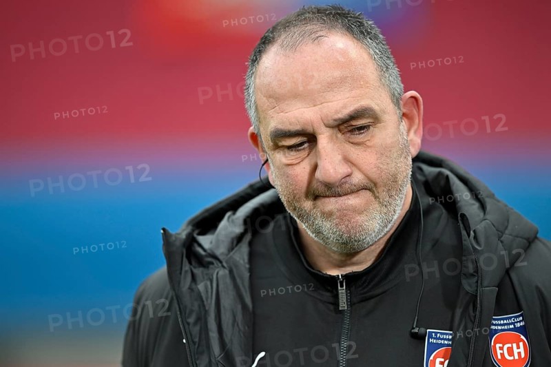 Coach coach Frank Schmidt 1. FC Heidenheim 1846 FCH portrait thoughtful soccer Bundesliga, Voith-Arena, Heidenheim, Baden-Württemberg, Germany