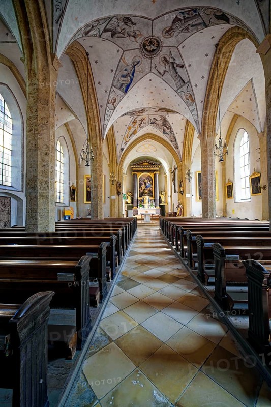 Gothic parish church of St Vitus in Kufstein with the altar by the sculptor Josef Stumpf, interior, Kufstein, Tyrol, Austria