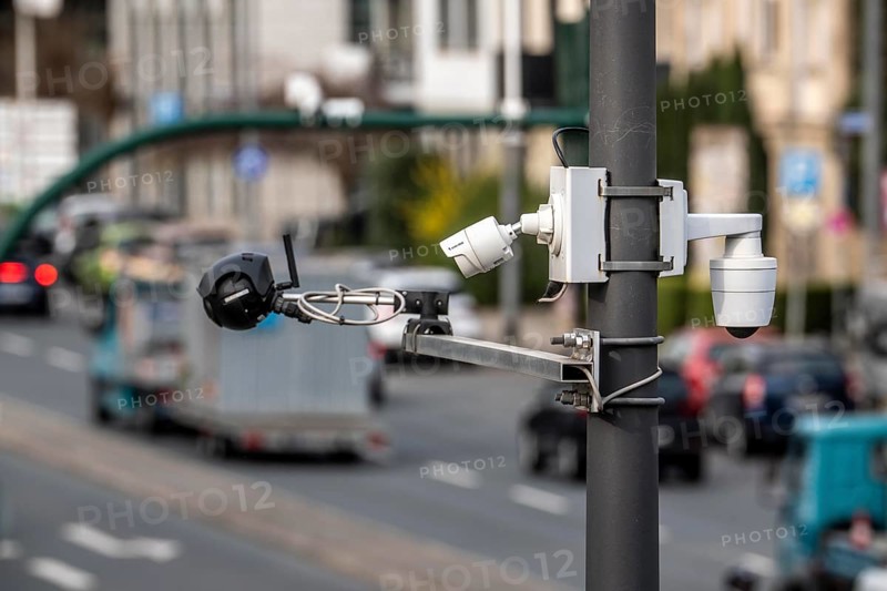 Flir and Vivotek video cameras at a large, busy traffic light intersection, Alfredstraße, B224 and Martinstraße, in Essen, they measure traffic flow, traffic density, recognize traffic jams or free traffic, they should thus ensure good traffic flow in the city, through intelligent traffic light switching that prevents traffic jams and allows traffic flow as much as possible, they collect traffic flow data for traffic planning, Part of a smart city, traffic control system of the city of Essen, North Rhine-Westphalia, Germany
