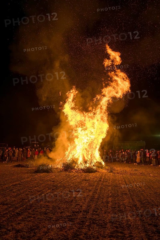 Spectators at a dunning fire at a rally of farmers and peasants against the German government's plans to cut subsidies, Ostfildern-Plieningen, Baden-Württemberg, Germany