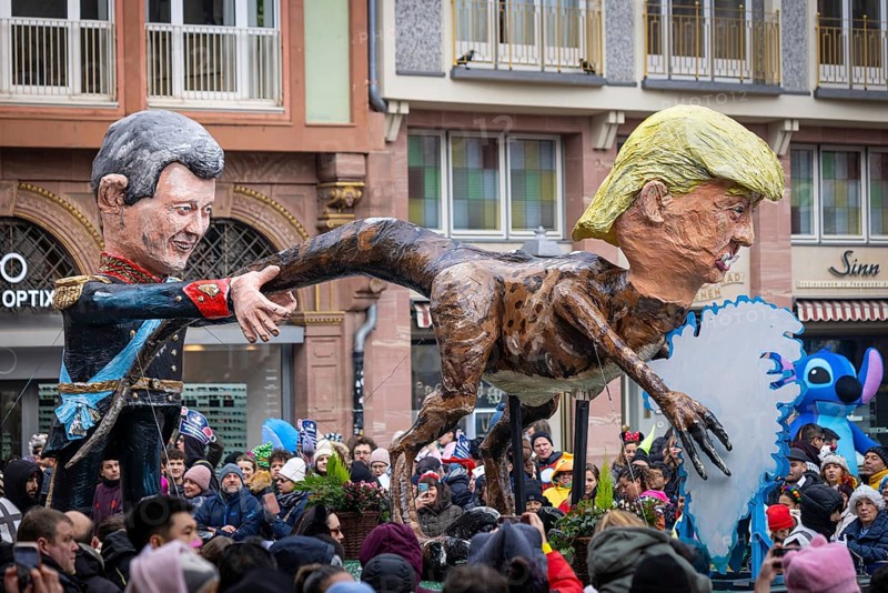 The Frankfurt Shrove Tuesday Parade is taking place across the Römerberg in Frankfurt am Main on 15.02.2026. A motive car symbolically shows how US President Donald Trump wants to appropriate Greenland, Römerberg, Frankfurt am Main, Hesse, Germany