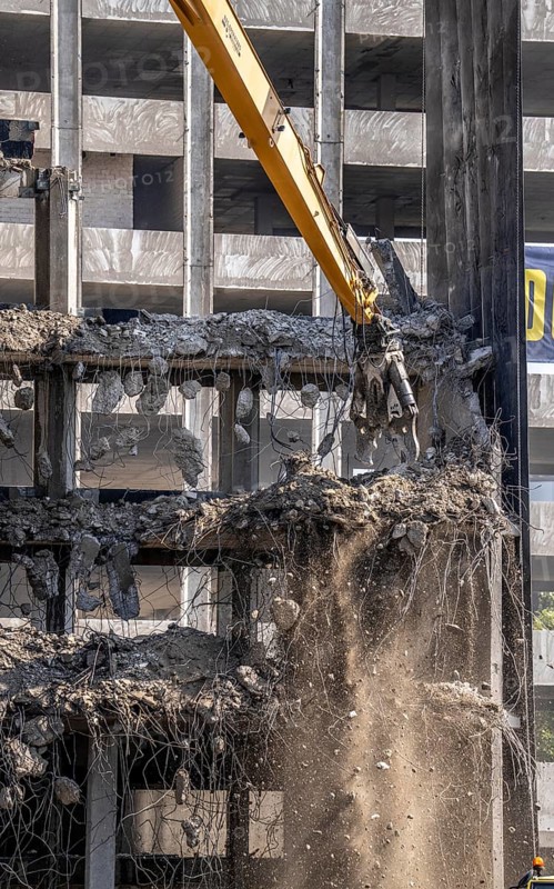 Construction site on Haroldstraße, demolition of a former office building, after complete gutting only the concrete parts remain, large excavator with cutting pliers cuts up concrete parts, steel wire, Düsseldorf, North Rhine-Westphalia, Germany
