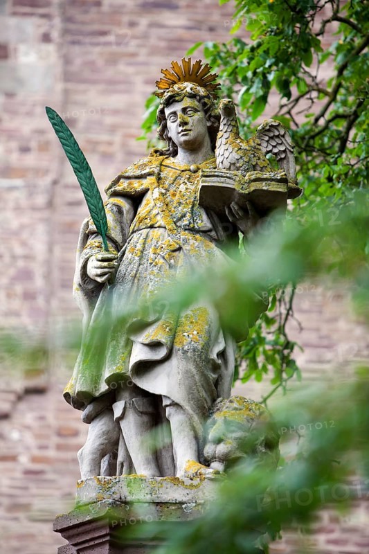 Angel before the abbey church, St. Stephanus and St. Vitus, Abbey Castle Corvey in Hoexter, Weserbergland, North Rhine Westphalia, Germany, Europe, Engelfigur vor der Klosterkirche St. Stephanus und St. Vitus, ehemalige Abtei und Schloss Corvey in Höxter, Weserbergland, Nordrhein-Westfalen, Deutschland, Europa