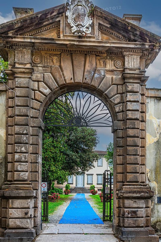 Entrance gate to a villa in Via Elisa, historic city centre, Lucca, Tuscany, Italy