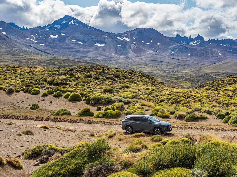 SUV 4x4, road Ruta 41, gravel road, arid volcanic landscape, Los Antiguos - Paso Roballo, Argentina