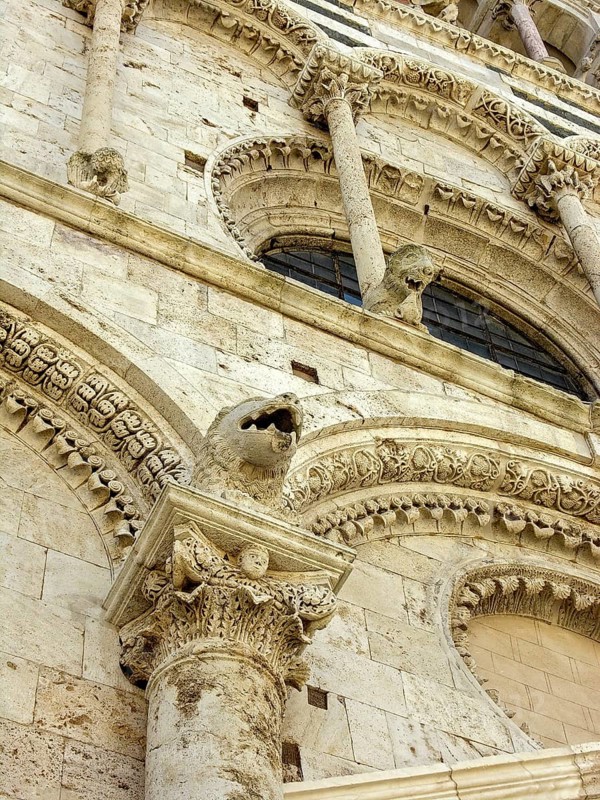 Magnificent stone carvings, figures and reliefs, façade of the Cathedral of San Cerbone, Basilica minor, Piazza Garibaldi, historic centre, Massa Marittima, Province of Grosseto, Tuscany, Italy