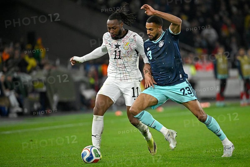 Duel, action Antoine Semenyo GHA (11) against Josha Vagnoman GER (23) Football DFB international Germany GER vs Ghana GHA friendly test match MHPArena, MHP Arena Stuttgart, Baden-Württemberg, Germany